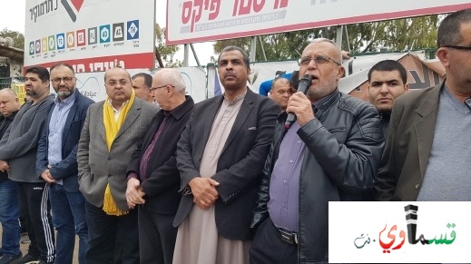 قلنسوة: صاحب المنزل المهدد بالهدم محمد عودة يحاول إحراق نفسه في المسيرة الاحتجاجية